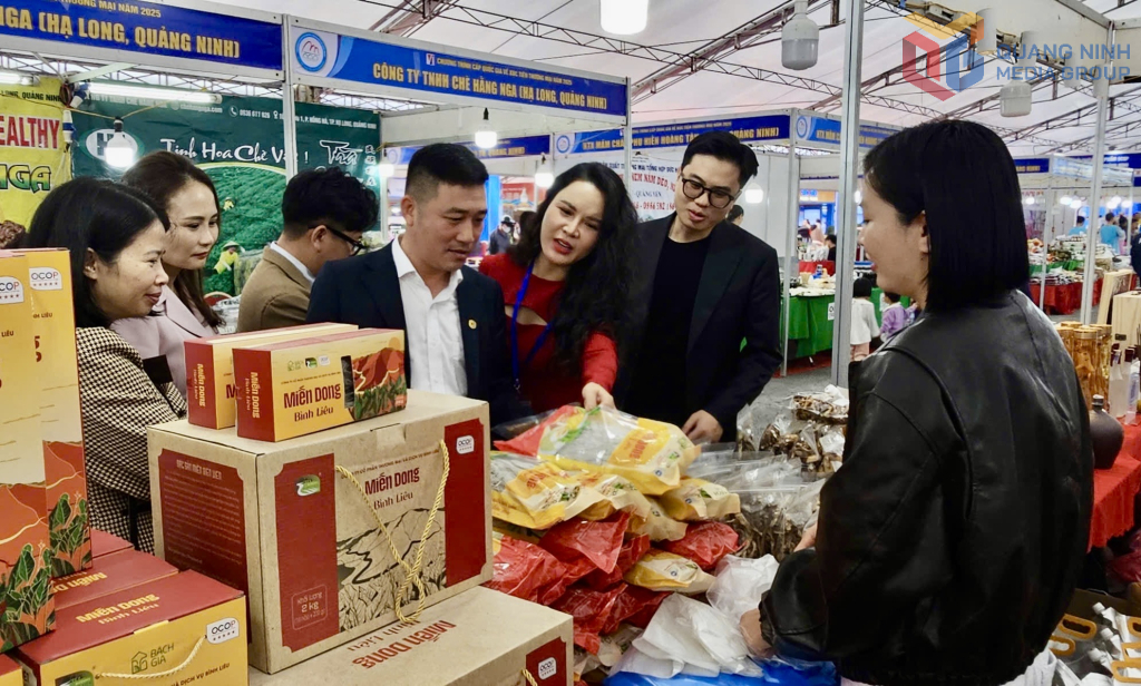 Binh Lieu vermicelli, som ble vist frem på den 17. internasjonale handels- og turismemessen mellom Vietnam og Kina i 2025, var et populært valg blant både lokalbefolkningen og turister.