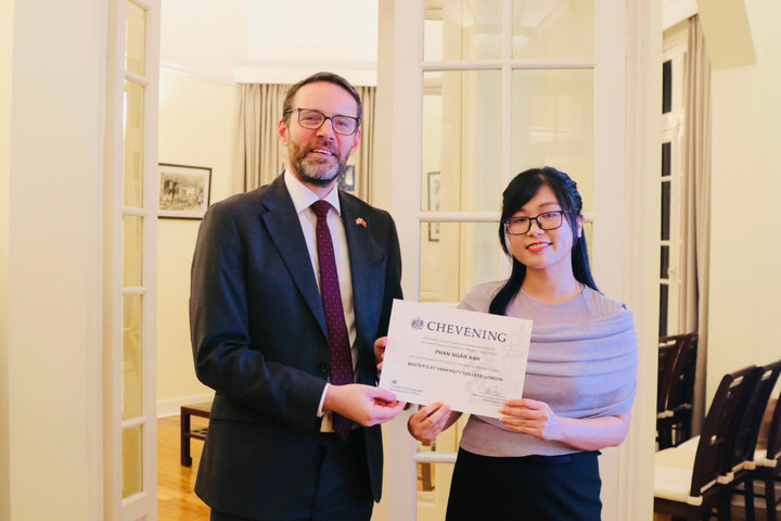 นางสาว Ngan Anh (ขวา) ได้รับใบประกาศนียบัตรทุนการศึกษา Chevening จากนาย Iain Frew เอกอัครราชทูตอังกฤษประจำเวียดนาม ในเดือนสิงหาคม ปี 2025