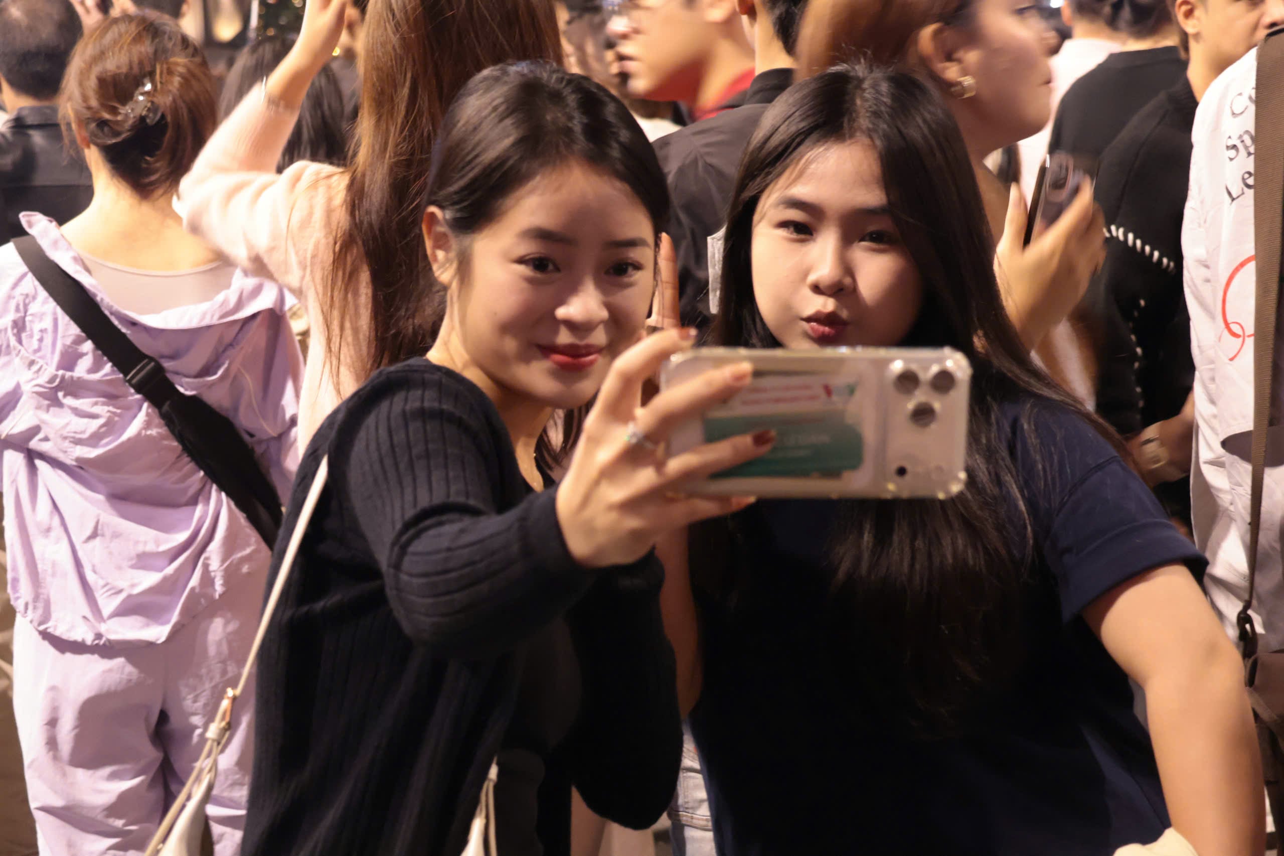 Người dân Hà Nội rộn ràng đón chào Giáng sinh 2025 - Ảnh 3.