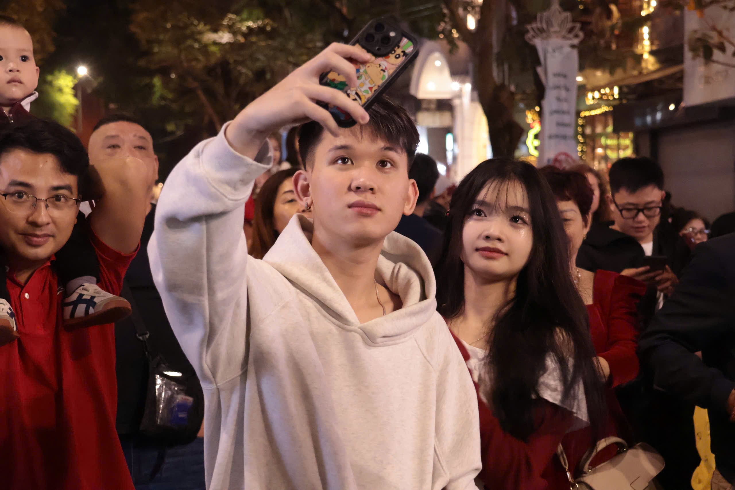 Người dân Hà Nội rộn ràng đón chào Giáng sinh 2025 - Ảnh 4.