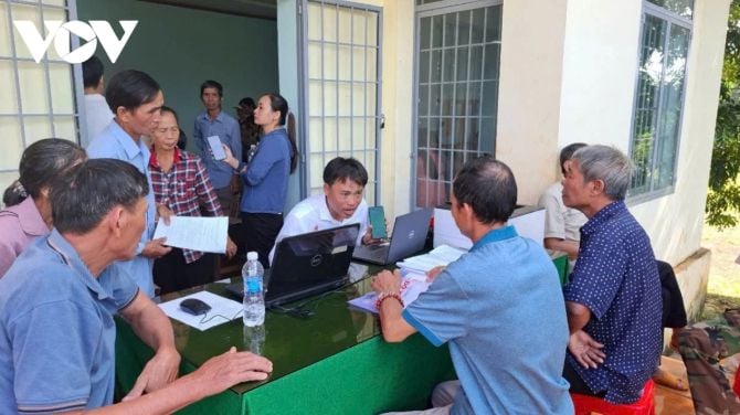 Tổ công nghệ số cộng đồng xã Hoà Phú đến tận các thôn, buôn hướng dẫn người dân thực hiện các thao tác đăng nhập, làm các thủ tục trên điện thoại thông minh. Ảnh: VOV.