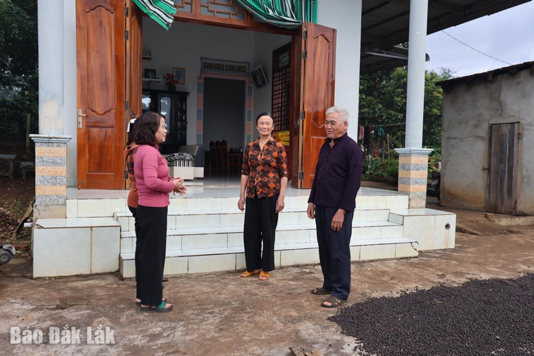 คุณฮัว ถุย วัน (ขวามือในภาพ) เล่าถึงเส้นทางการสร้างอาชีพในบ้านเกิดใหม่ของเขา