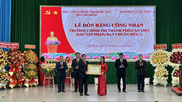 Trường Chính trị TP.Cần Thơ đón bằng công nhận đạt chuẩn mức 1 sau sáp nhập - Ảnh 1.