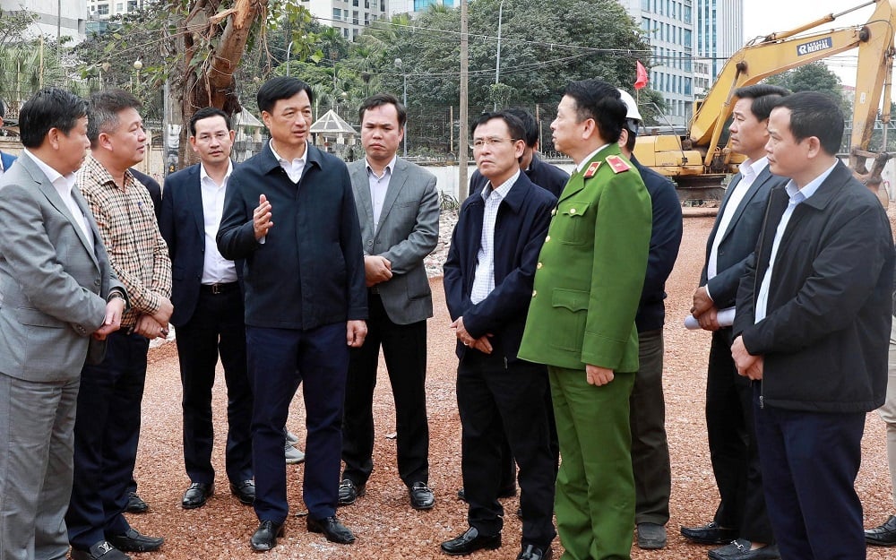 Bí thư Thành ủy Hà Nội Nguyễn Duy Ngọc và đoàn kiểm tra Tuyến đường Vành đai 1 (đoạn Hoàng Cầu - Voi Phục). Ảnh: Vương Vân.
