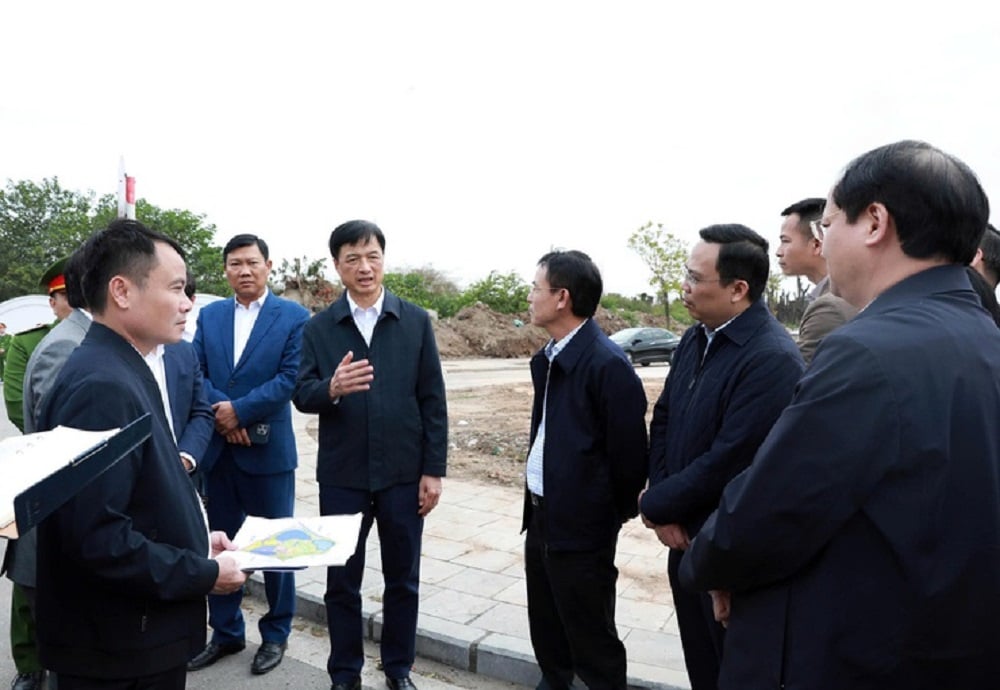 Bí thư Thành ủy Hà Nội Nguyễn Duy Ngọc và đoàn kiểm tra tại Công viên Chu Văn An. Ảnh: Vương Vân.