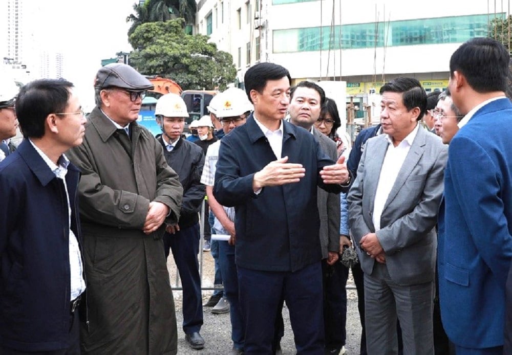 Bí thư Thành ủy Hà Nội Nguyễn Duy Ngọc trao đổi với lãnh đạo Thành phố, các sở ngành, địa phương, Công ty Hoàng Hà, chủ đầu tư về tiến độ dự án đường Vành đai 2,5. Ảnh: Vương Vân.