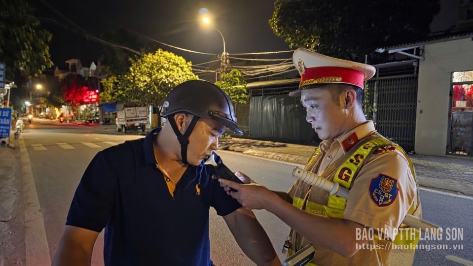 Trafikpoliser kontrollerar alkoholhalten i blodet hos förare på Bong Lau Street i Ky Lua-distriktet.