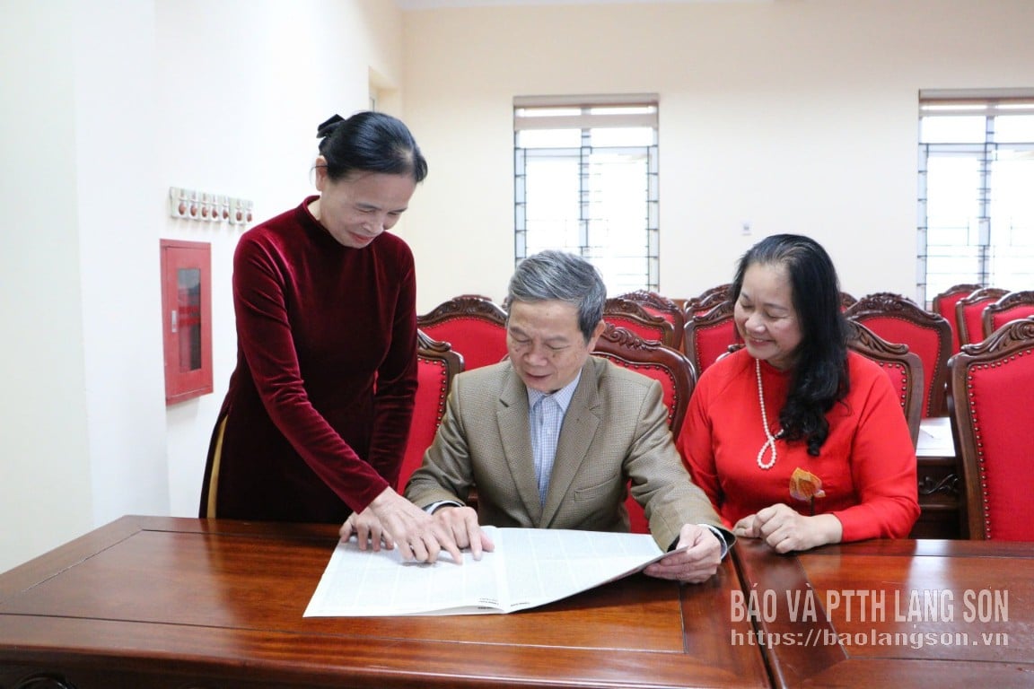 Bí thư Chi bộ, trưởng khối 9, phường Tam Thanh (ngồi giữa) và các đảng viên tìm hiểu thông tin tuyên truyền trên Báo Lạng Sơn