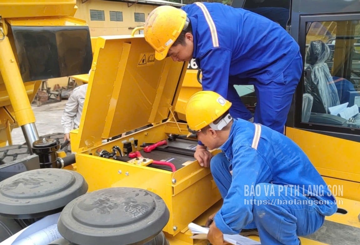 Công nhân Công ty TNHH MTV Than Na Dương bảo dưỡng máy móc phục vụ hoạt động sản xuất