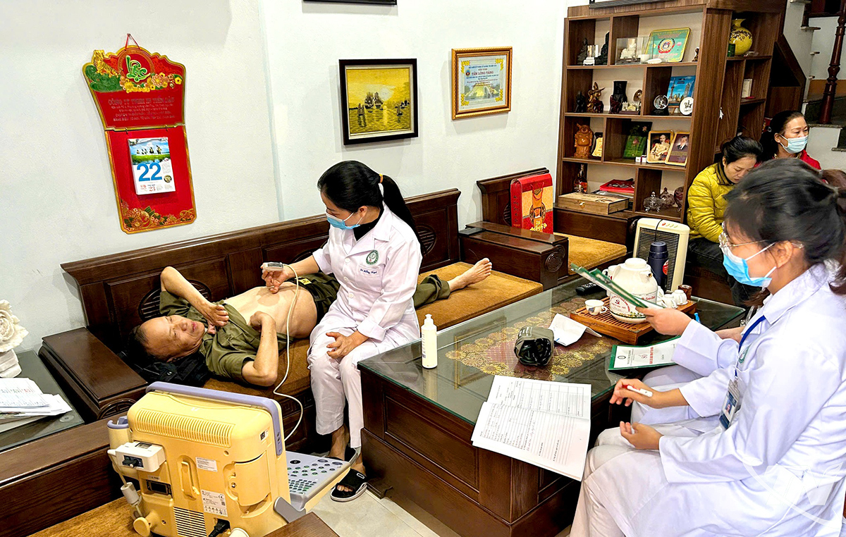 Obecnie Thai Nguyen Medical Center oferuje domowe badania lekarskie dla osób starszych.