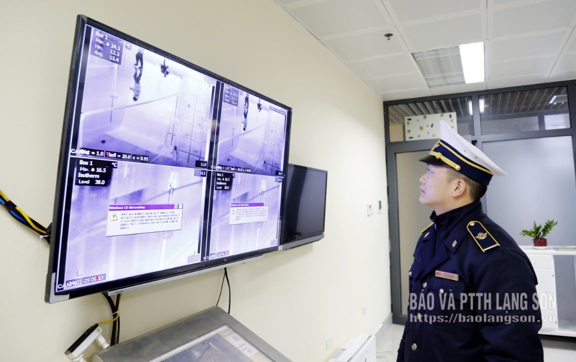 Cán bộ Tổ kiểm dịch y tế Cửa khẩu Quốc tế Hữu Nghị giám sát thân nhiệt của khách nhập cảnh qua hệ thống máy soi thân nhiệt tự động