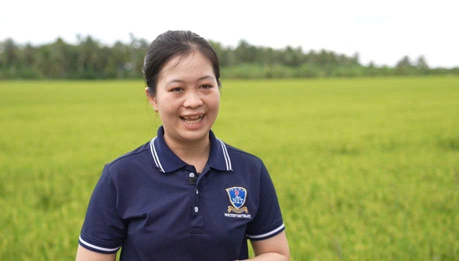 Dang Thi Ngoc Mai, studentessa dell'Università Nguyen Tat Thanh, racconta la sua esperienza nel convincere ogni famiglia a utilizzare prodotti microbici. Foto: SOS Ambiente.
