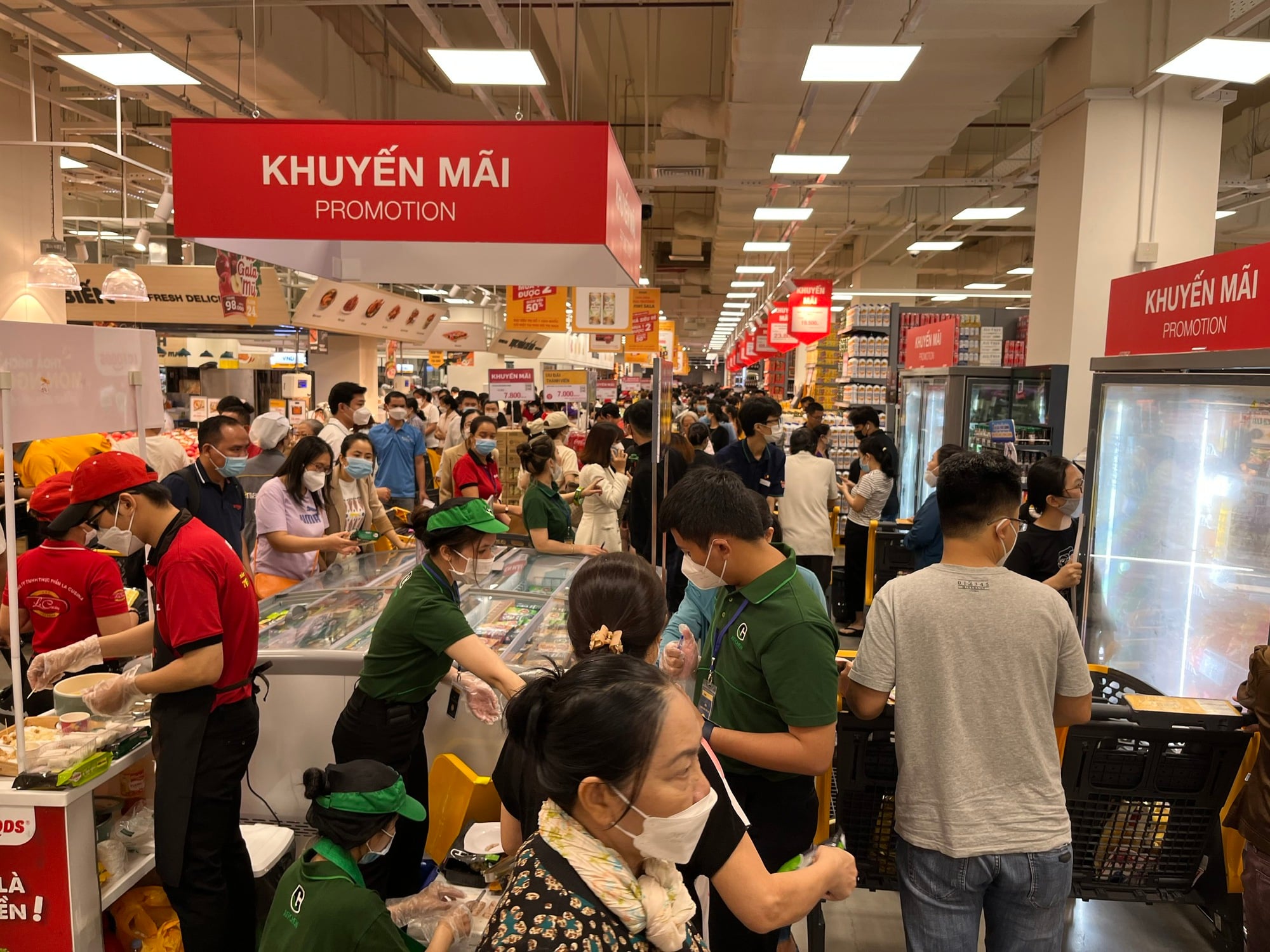 Chen nhau mua hàng ở đại siêu thị Emart Sala - Ảnh 1.