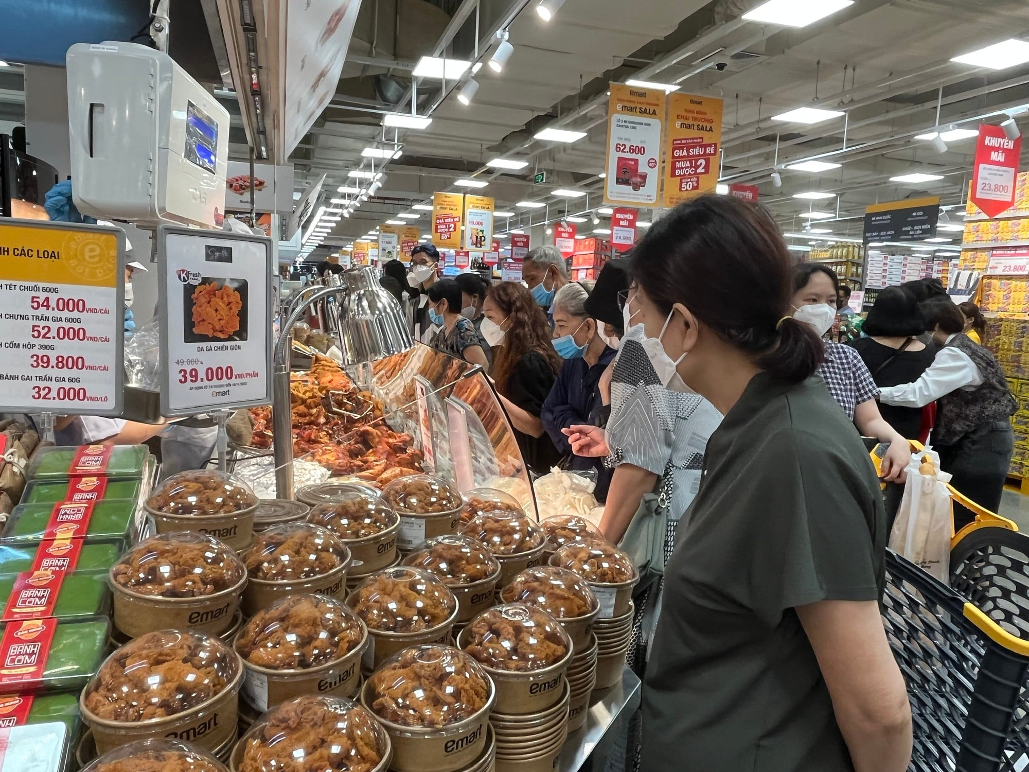 Chen nhau mua hàng ở đại siêu thị Emart Sala - Ảnh 3.