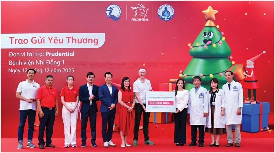 Prudential trao 2.600 phần quà Giáng Sinh, lan tỏa yêu thương đến bệnh nhi