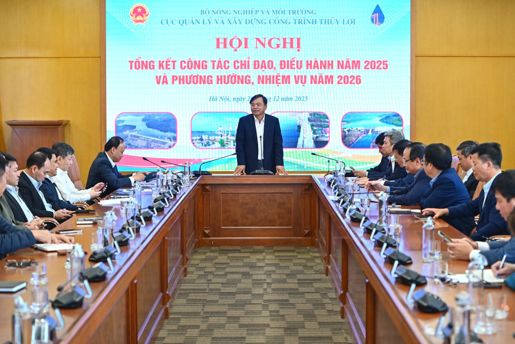 Le vice-ministre Nguyen Hoang Hiep a assisté et présidé la réunion de synthèse du Département de la gestion et de la construction des ressources en eau. Photo : Tung Dinh. Thứ trưởng Nguyễn Hoàng Hiệp dự và chỉ đạo hội nghị tổng kết của Cục Quản lý và xây dựng công trình thủy lợi. Ảnh: Tùng Đinh.