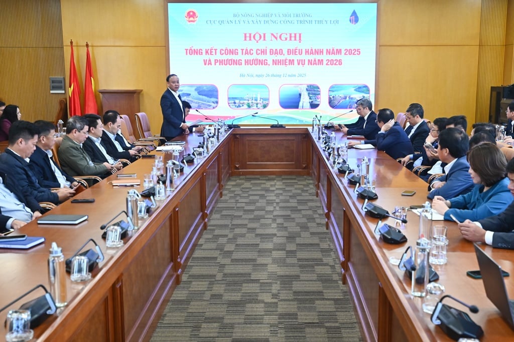 Le directeur du Département de la gestion et de la construction des ressources en eau, Nguyen Tung Phong, présente un bref rapport sur les activités du Département au vice-ministre Nguyen Hoang Hiep. Photo : Tung Dinh. Cục trưởng Cục Quản lý và Xây dựng công trình thủy lợi Nguyễn Tùng Phong báo cáo tóm tắt về công tác của Cục với Thứ trưởng Nguyễn Hoàng Hiệp. Ảnh: Tùng Đinh.