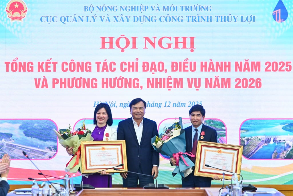 Le vice-ministre Nguyen Hoang Hiep remet l'ordre de travail à des employés du ministère de la Gestion des ressources en eau et de la Construction. Photo : Tung Dinh. Thứ trưởng Nguyễn Hoàng Hiệp trao Huân chương Lao động cho các cá nhân của Cục Quản lý và Xây dựng công trình thủy lợi. Ảnh: Tùng Đinh.