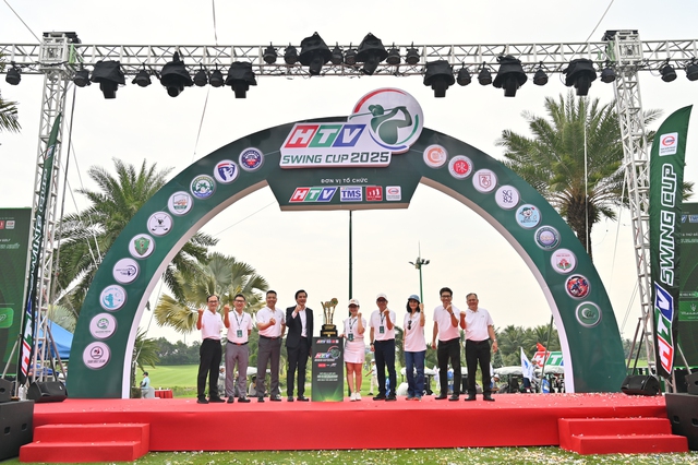 Na golfovém turnaji HTV Swing Cup 2025 se objevila „hole in one“ – Foto 2. Xuất hiện cú 'hole in one' ở giải golf HTV Swing Cup 2025- Ảnh 2.