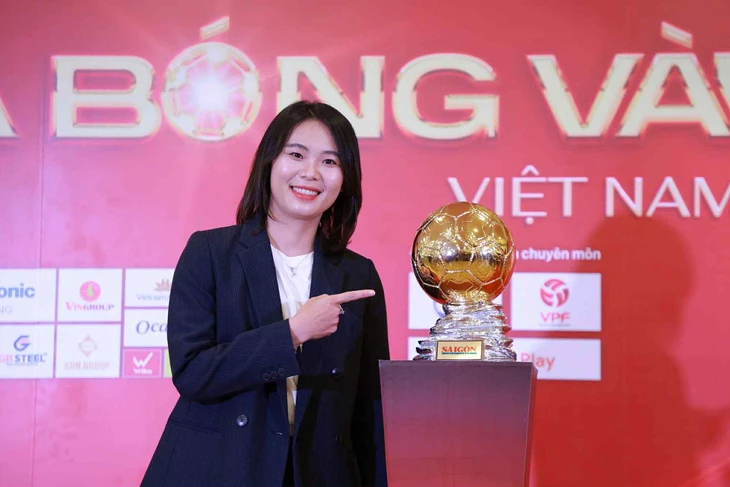 Hoang Duc e Bich Thuy ganham o prêmio Bola de Ouro do Vietnã de 2025 - Foto 14.