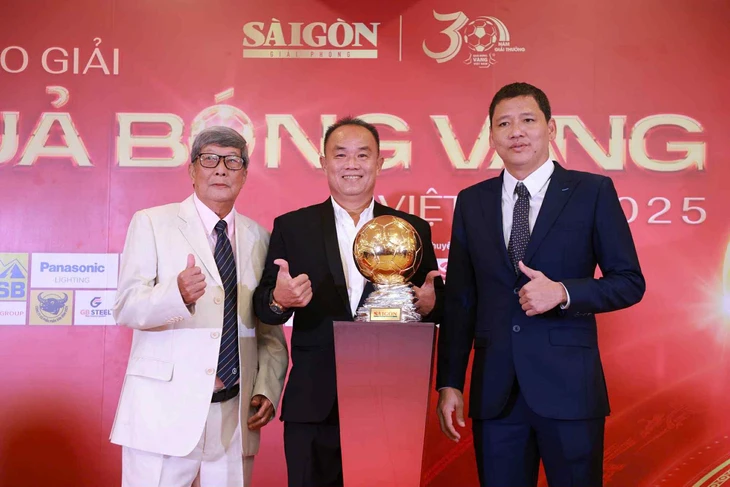 Hoang Duc e Bich Thuy ganham o prêmio Bola de Ouro do Vietnã de 2025 - Foto 15.