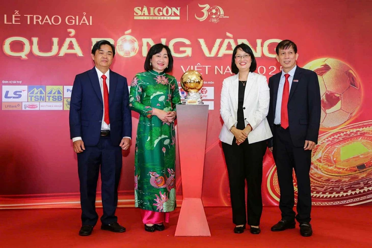 Hoang Duc e Bich Thuy ganham o prêmio Bola de Ouro do Vietnã de 2025 - Foto 17.