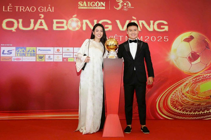 Hoang Duc e Bich Thuy ganham o prêmio Bola de Ouro do Vietnã de 2025 - Foto 13.