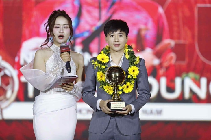 Hoang Duc e Bich Thuy ganham o prêmio Bola de Ouro do Vietnã de 2025 - Foto 10.