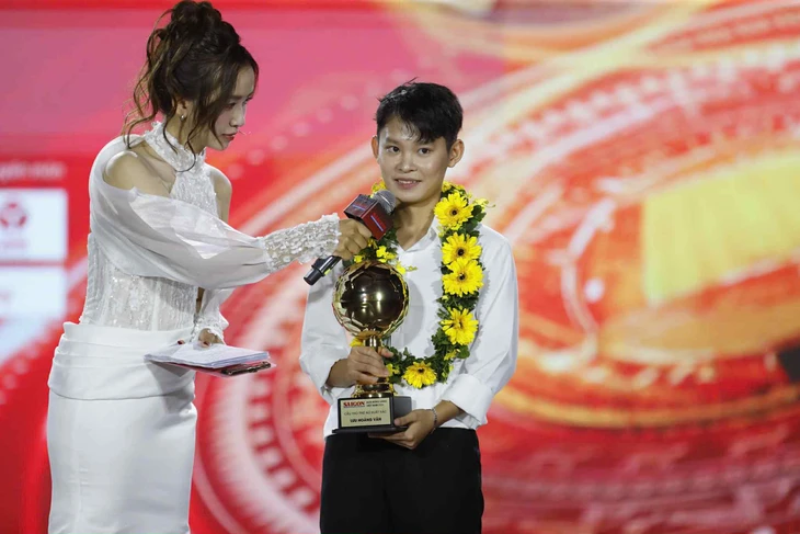 Hoang Duc e Bich Thuy ganham o prêmio Bola de Ouro do Vietnã de 2025 - Foto 8.