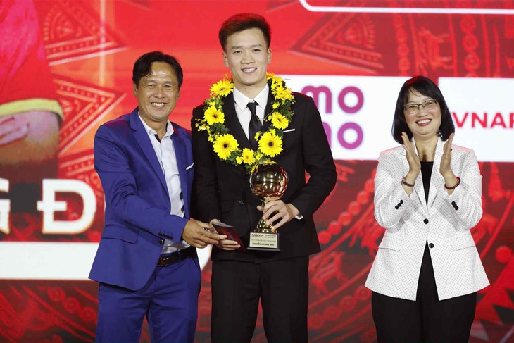 Hoang Duc e Bich Thuy ganham o prêmio Bola de Ouro do Vietnã de 2025 - Foto 9.