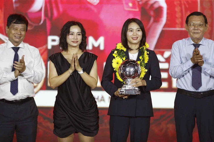 Hoang Duc e Bich Thuy ganham o prêmio Bola de Ouro do Vietnã de 2025 - Foto 6.