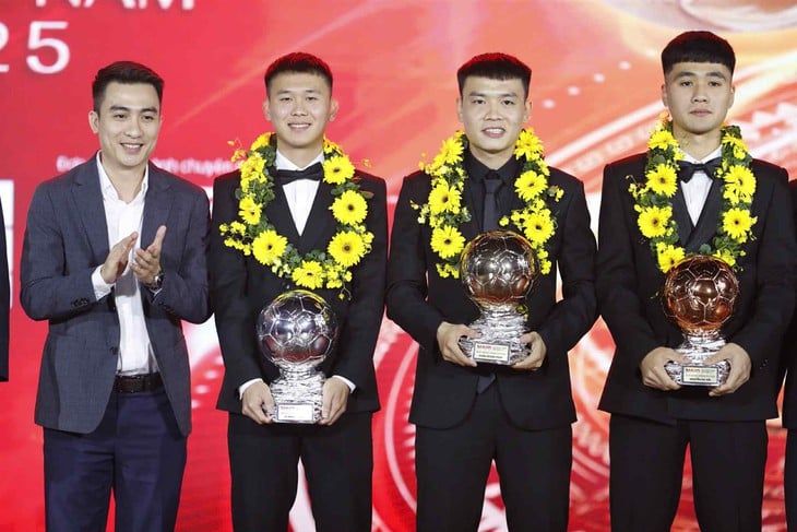 Hoang Duc e Bich Thuy ganham o prêmio Bola de Ouro do Vietnã de 2025 - Foto 7.