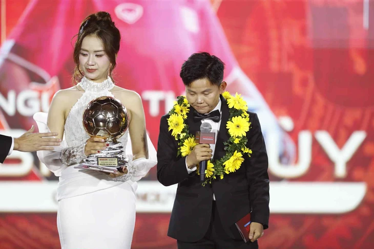 Hoang Duc e Bich Thuy ganham o prêmio Bola de Ouro do Vietnã de 2025 - Foto 4.