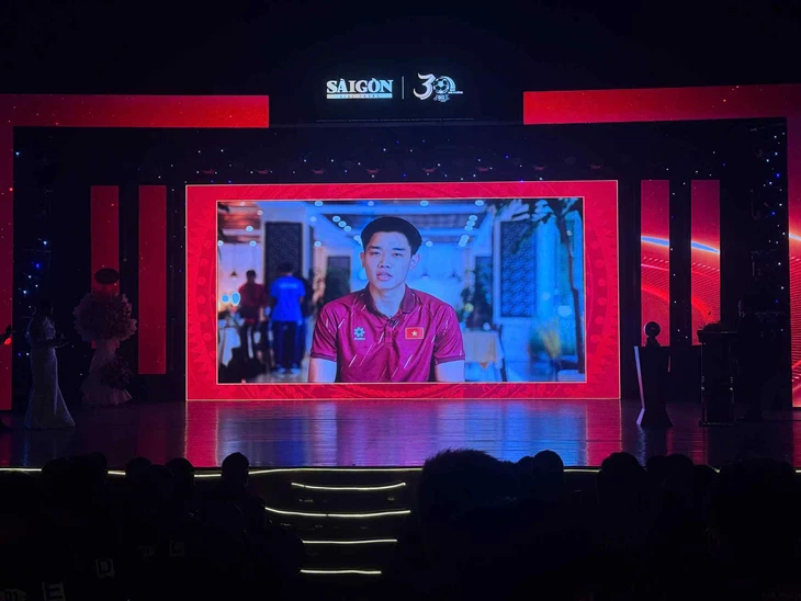 Hoang Duc e Bich Thuy ganham o prêmio Bola de Ouro do Vietnã de 2025 - Foto 3.