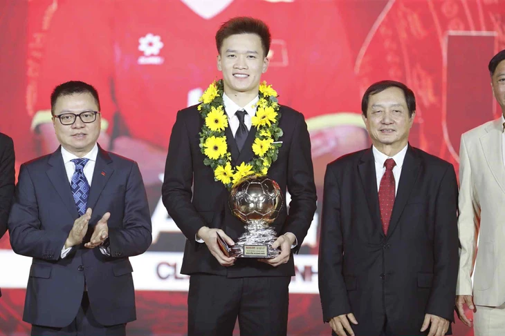 Hoang Duc e Bich Thuy ganham o prêmio Bola de Ouro do Vietnã de 2025 - Foto 1.