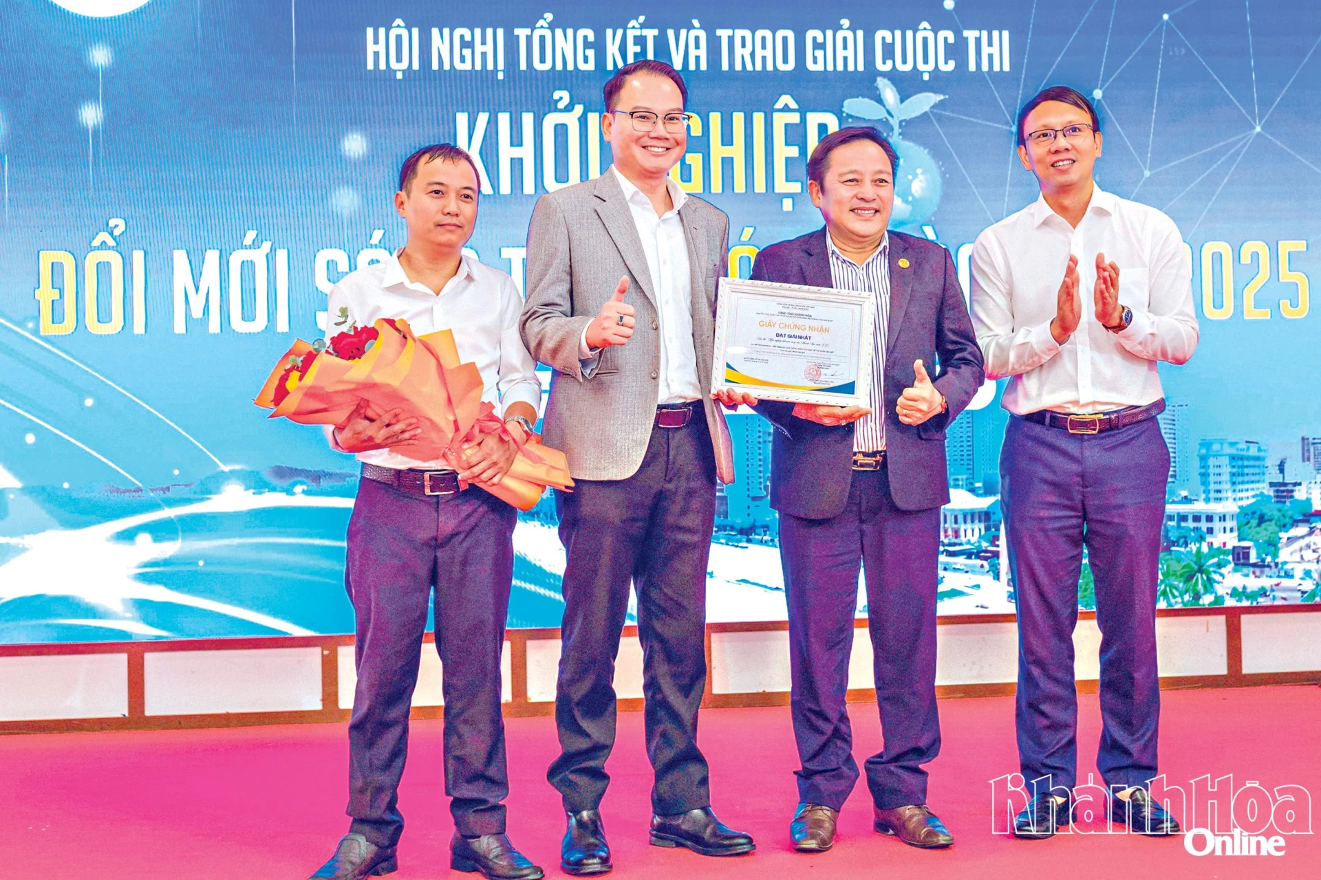 O vice-presidente do Comitê Popular Provincial, Nguyen Thanh Ha, entrega o primeiro prêmio  ao Projeto eKhanhHoa. Foto: Ma Phuong