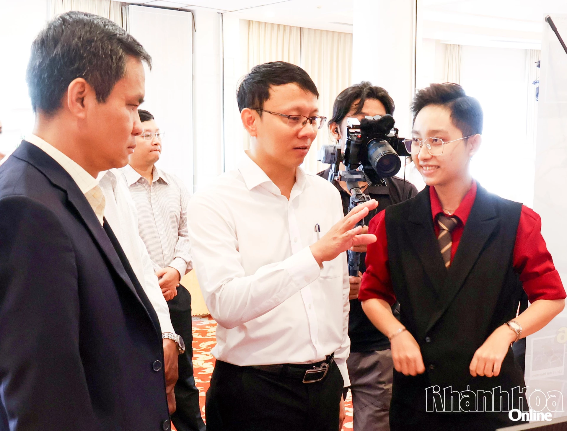 O vice-presidente do Comitê Popular Provincial, Nguyen Thanh Ha,  visita e conhece o estande do Projeto Simzy.