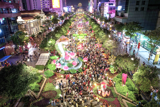 ตั้งตารอฉลองครบรอบ 23 ปีของถนนดอกไม้เหงียนเว้ - ภาพที่ 1