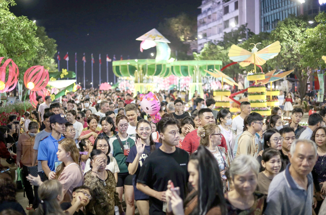 ตั้งตารอฉลองครบรอบ 23 ปีของถนนดอกไม้เหงียนเว้ - ภาพที่ 5