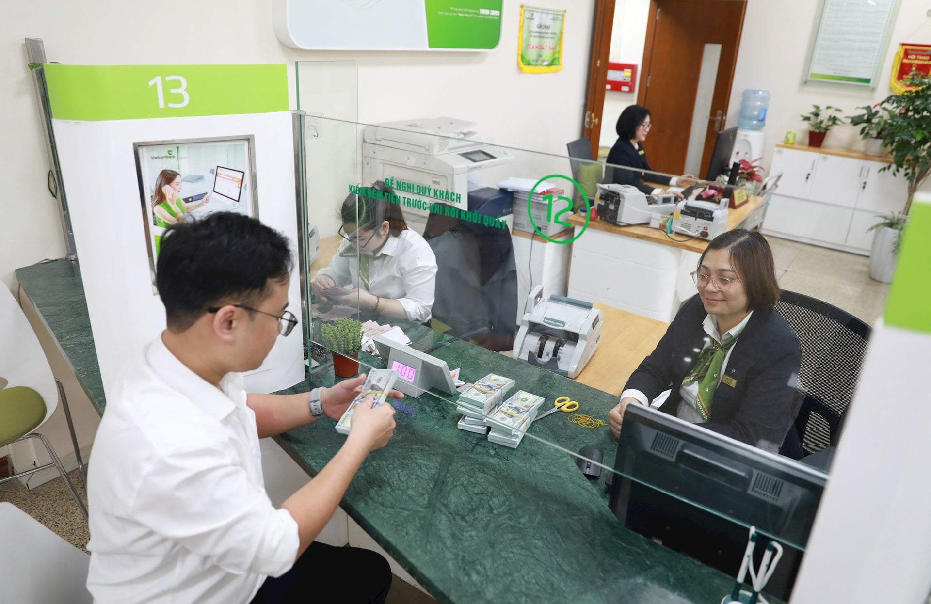 ai-เพียว-doanh-nghiep.-trong-anh-khach-hang-giao-dich-tai-ngan-hang-thuong-mai-co-phan-ngoai-thuong-viet-nam.-anh-quang-thai.jpg