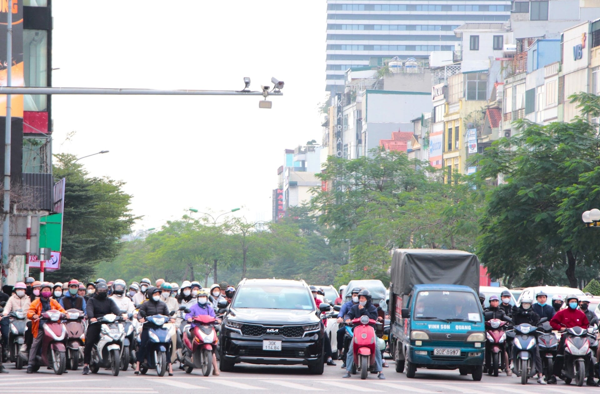 ผู้คนที่ใช้ถนนปฏิบัติตามกฎจราจรอย่างเคร่งครัดจนกระทั่งถึงทางแยก ณ จุดตัด..jpg