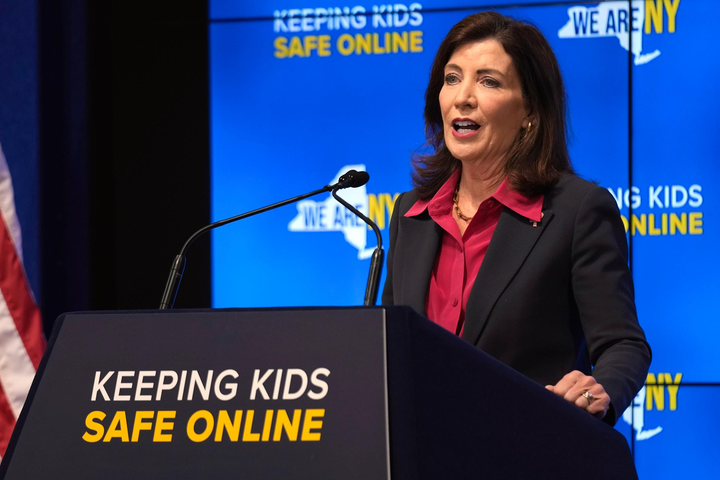 La governatrice di New York, Kathy Hochul, interviene a un evento in cui viene annunciata una nuova legge che impone alle piattaforme di social media di visualizzare avvisi sui potenziali impatti sulla salute mentale dei bambini. (Fonte: Associated Press)