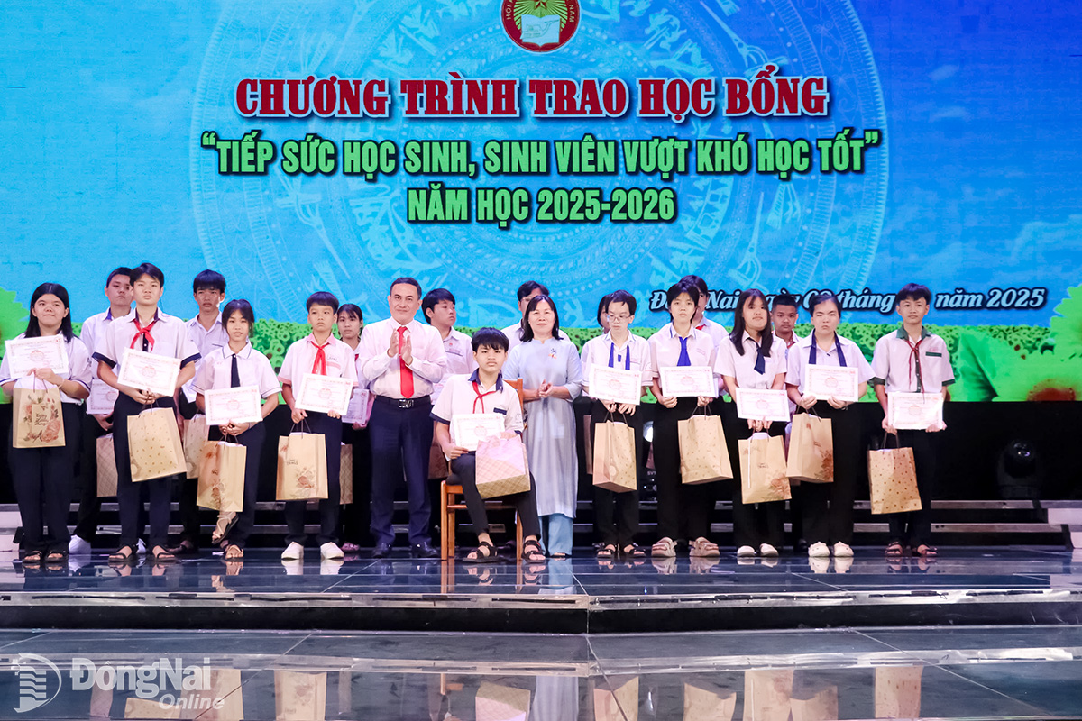 Đồng chí Lê Trường Sơn, ủy viên Ban Thường vụ Tỉnh ủy, Phó Chủ tịch UBND tỉnh và Chủ tịch Hội Khuyến học tỉnh Lê Thị Mỹ Phượng trao học bổng Tiếp sức học sinh, sinh viên vượt khó học tốt năm học 2025-2026. Ảnh: Hải Yến