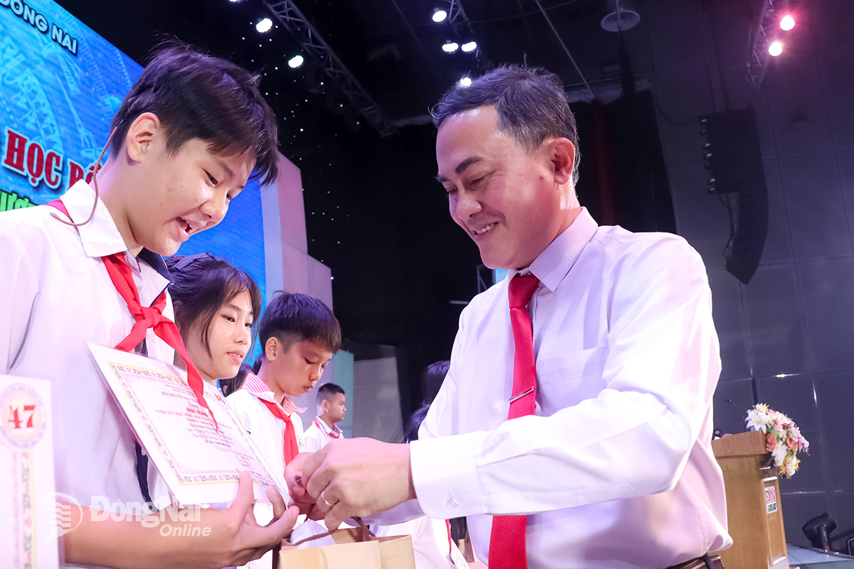 Đồng chí Lê Trường Sơn, Ủy viên Ban Thường vụ Tỉnh ủy, Phó Chủ tịch UBND tỉnh trao học bổng Tiếp sức học sinh, sinh viên vượt khó học tốt năm học 2025-2026.