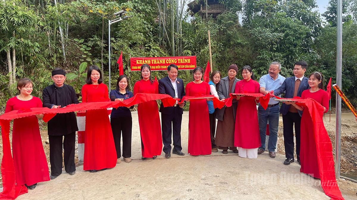 Lãnh đạo xã Tiên Yên và đại diện nhà tài trợ cắt băng Khánh thành cầu dân sinh Khau Linh nhân ái thôn Hạ Sơn.