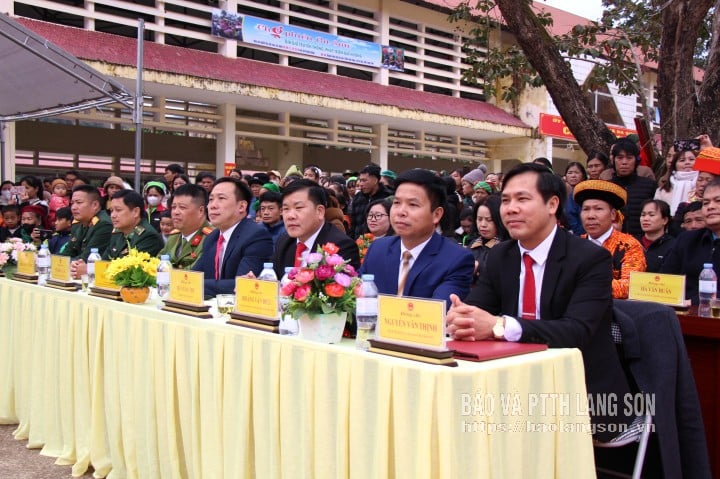 Các đại biểu tham dự chương trình khai trương chợ phiên Ba Sơn