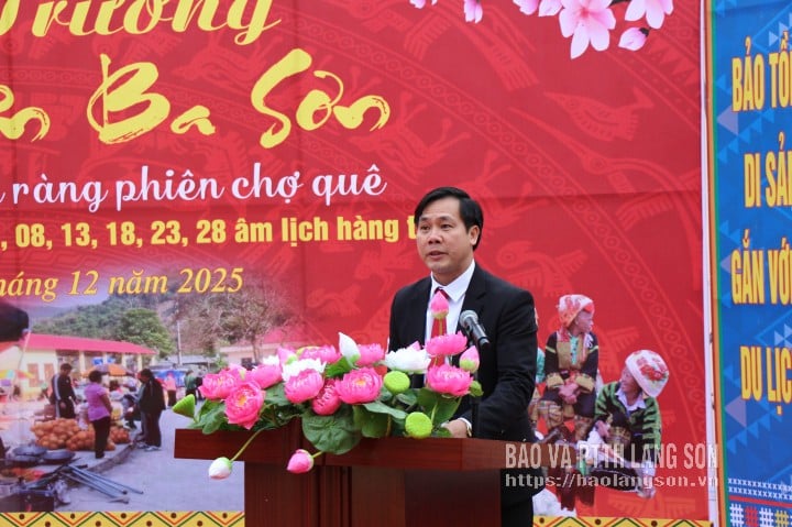 Lãnh đạo UBND xã Ba Sơn phát biểu khai trương chợ phiên Ba Sơn