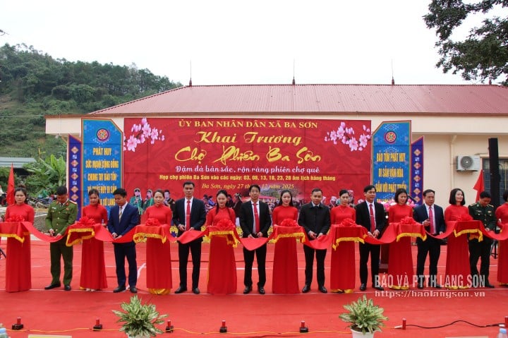 Các đại biểu cắt băng khai trương chợ phiên Ba Sơn