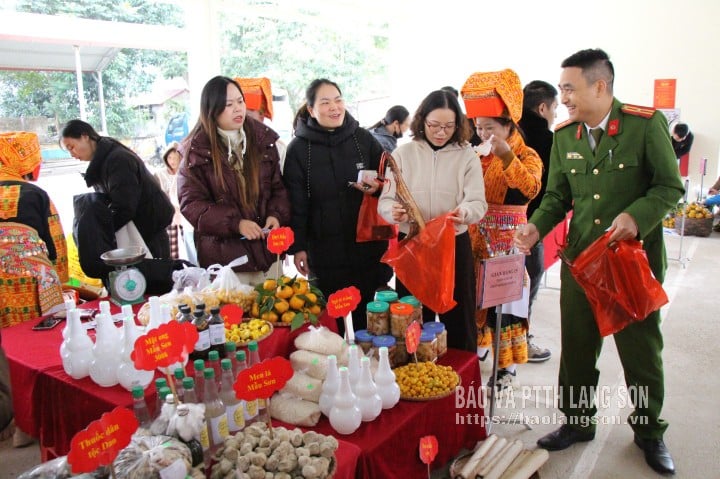 Các đại biểu và người dân tham quan mua sắm tại chợ phiên Ba Sơn