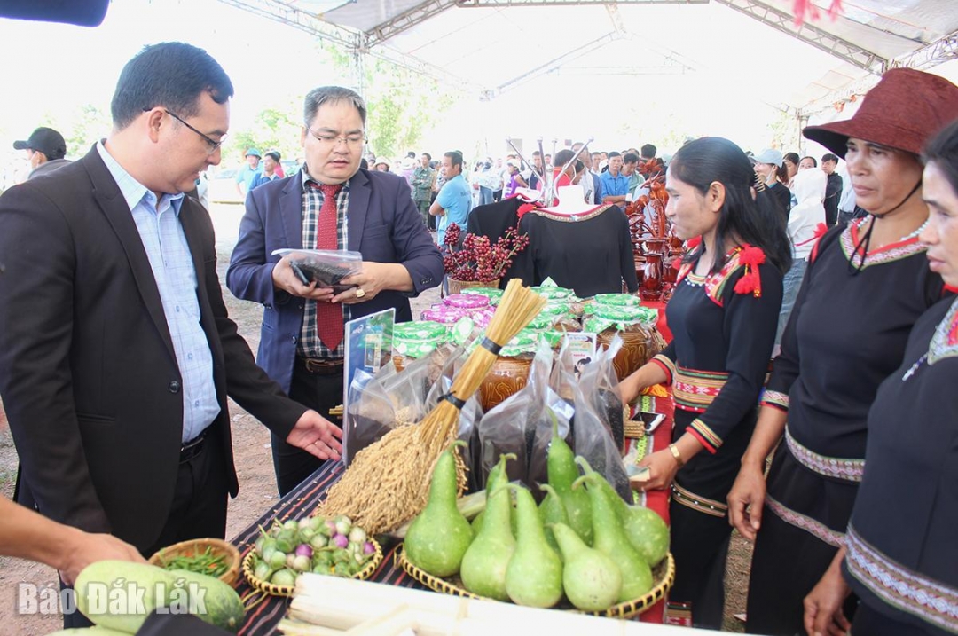 គណៈប្រតិភូបានទៅទស្សនាស្តង់ដែលដាក់តាំងបង្ហាញផលិតផលធម្មតាៗពីភូមិ និងឃុំផ្សេងៗគ្នា។